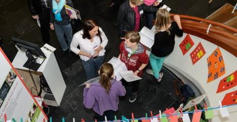 Teilnehmer des Ganztagsschulkongresses aus der Vogelperspektive
